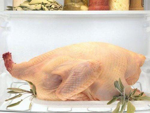 Cách làm món ngon từ thịt gà trước tiên cần chọn nguyên liệu gà tươi ngon