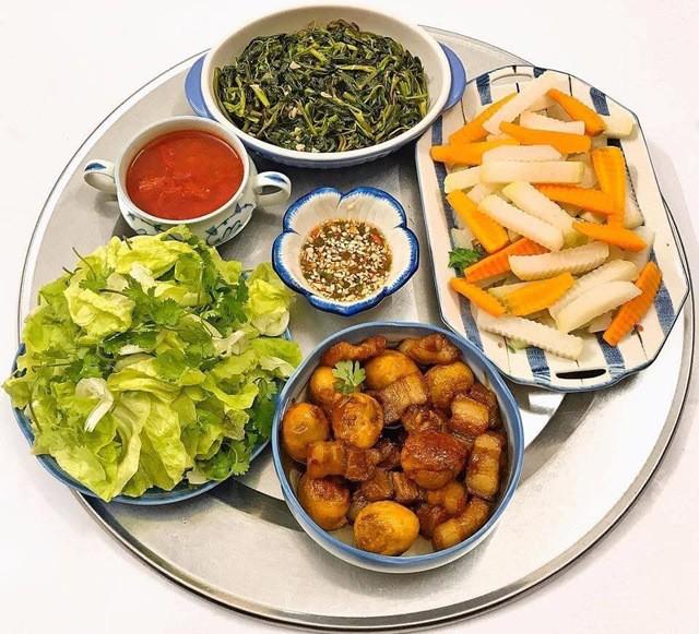 Không cần sơn hào hải vị, chỉ cần một mâm cơm gia đình là đủ ấm lòng.